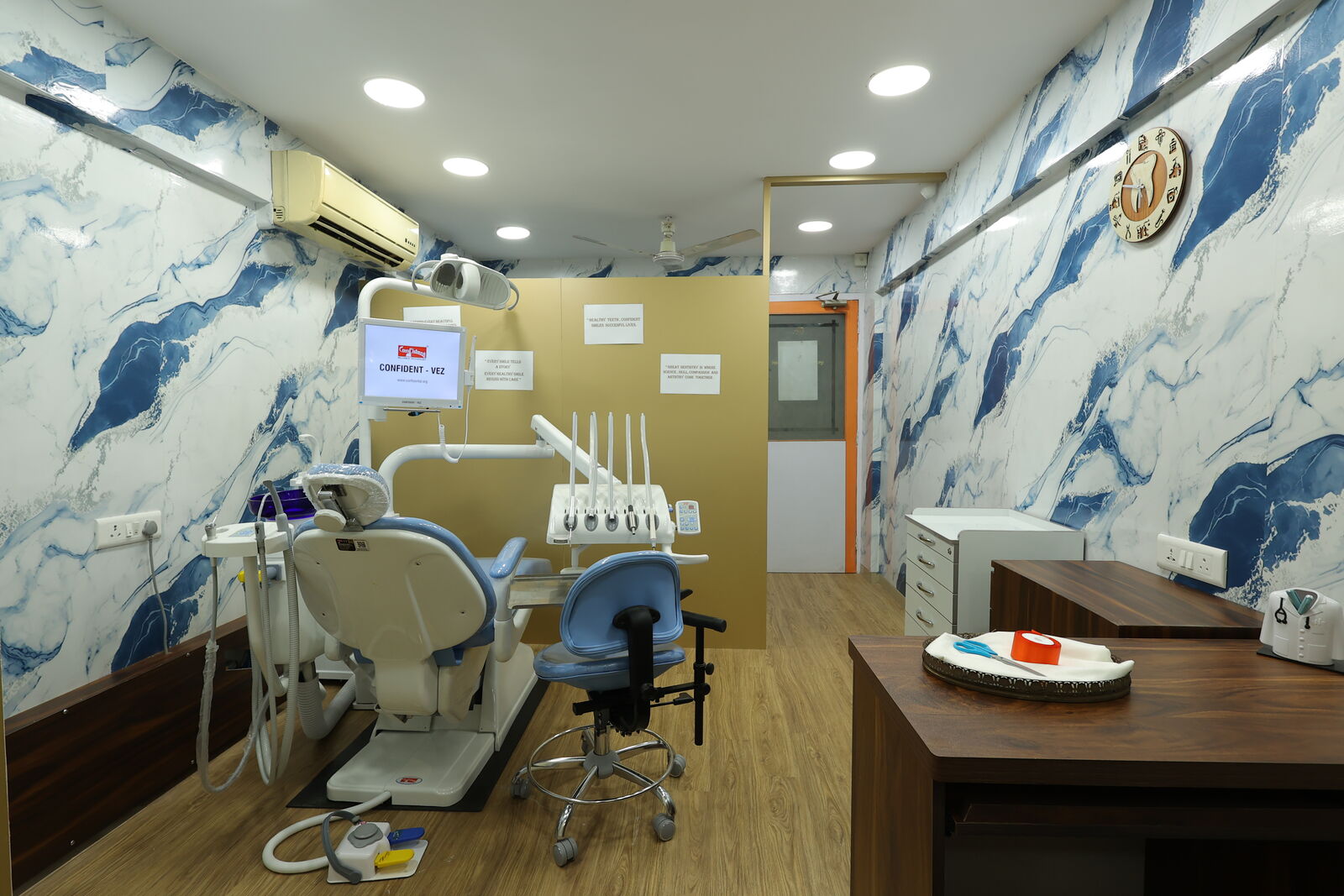 Main operatory at Srinidhi Dental & Implant Clinic, Chembur Naka